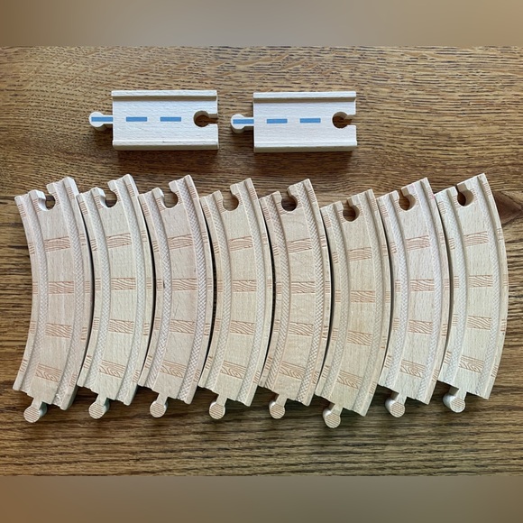 8 curved train track pieces and 2 (3.5 inch) straight pieces. - Picture 2 of 2